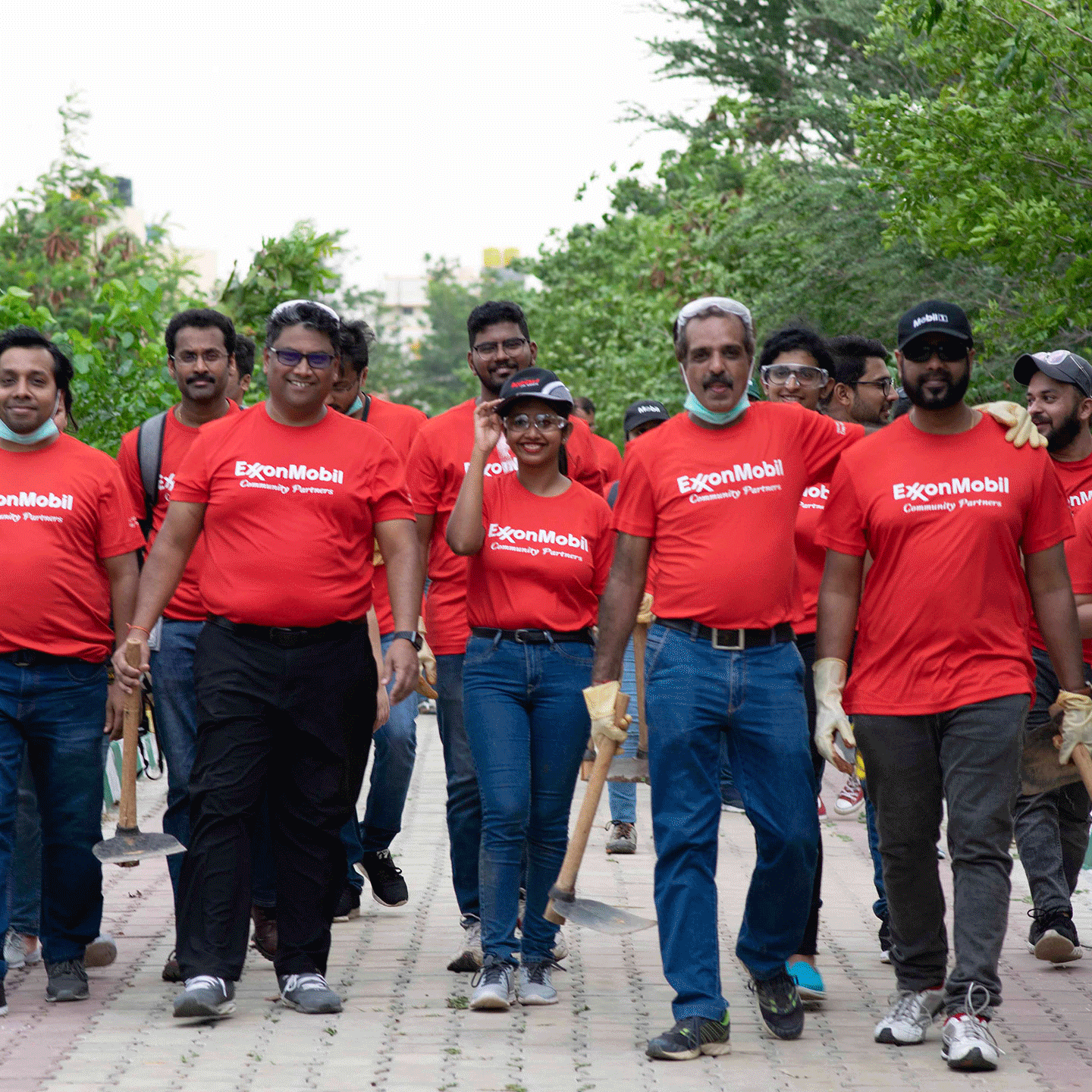 auto-play slideshow of ExxonMobil India employees volunteering