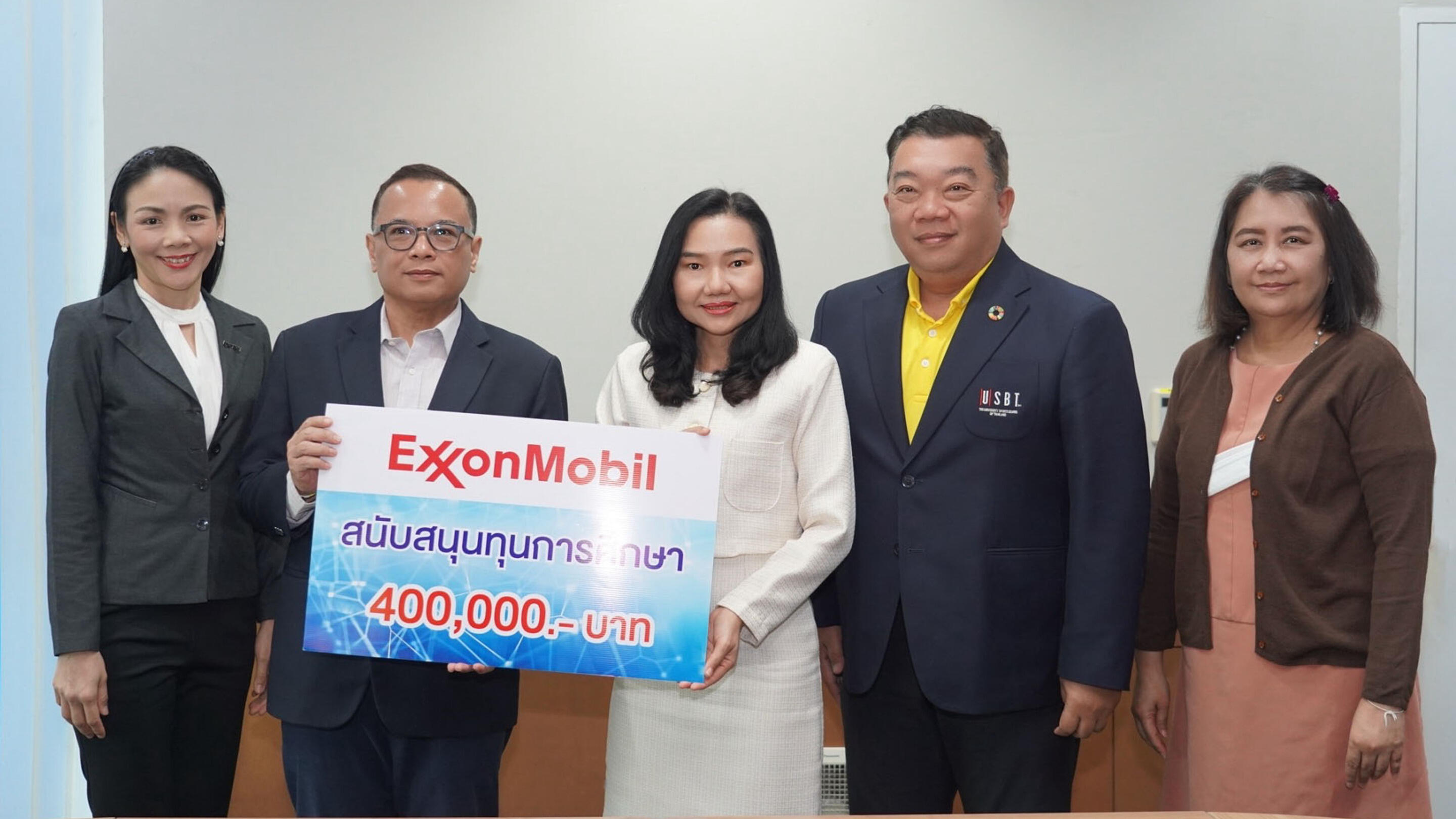 presentation of 400,000 baht for scholarships
