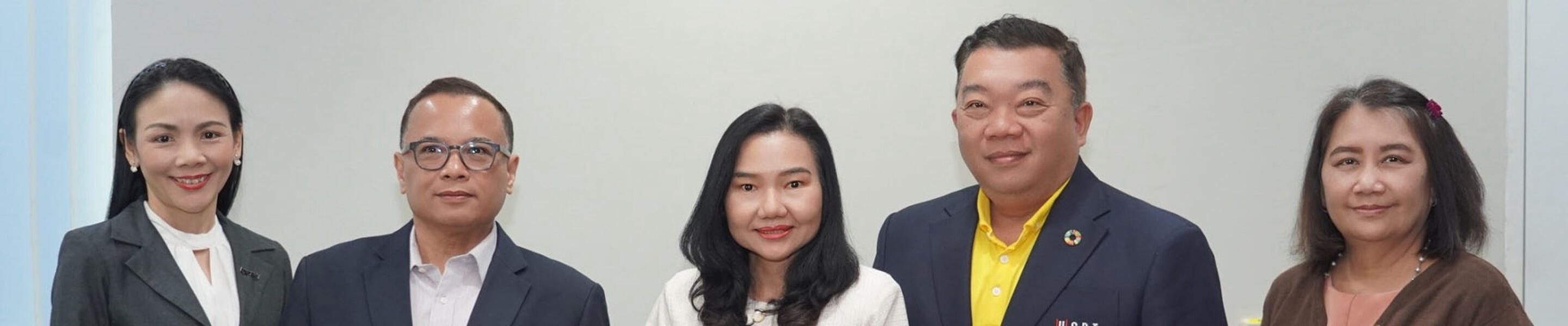 presentation of 400,000 baht for scholarships