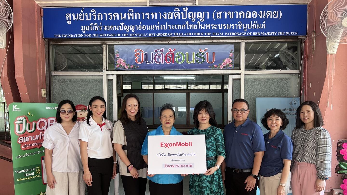 presenting contribution to Klong Toey center directors