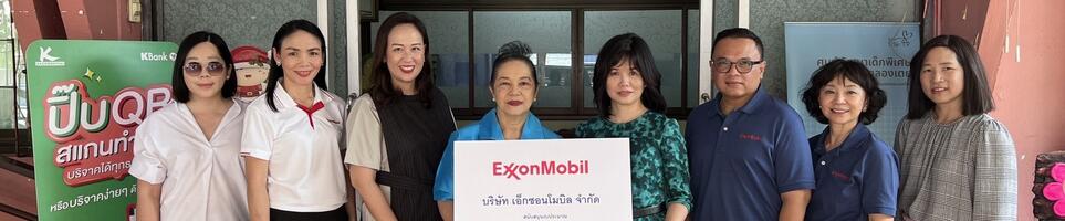 presenting contribution to Klong Toey center directors