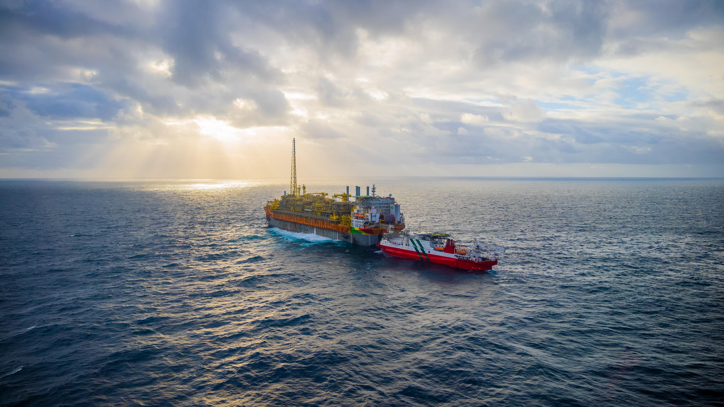 Floating Production Storage and Offloading (FPSO) vessel and transport ship