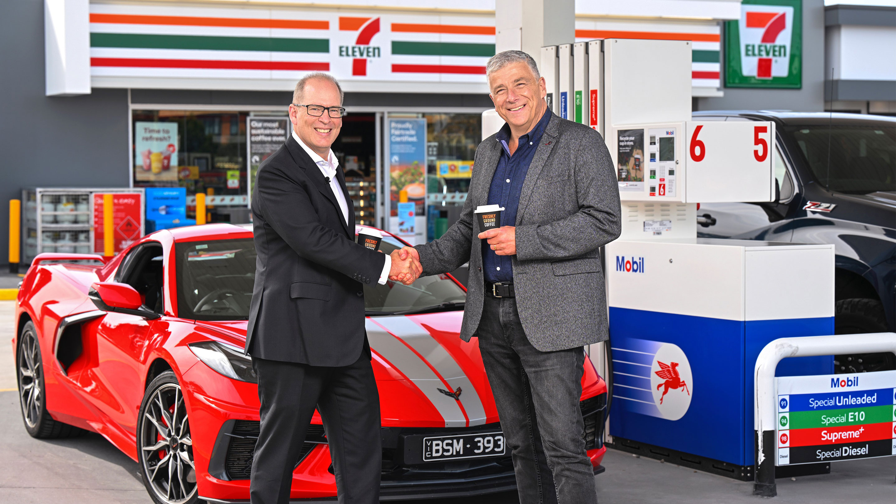 Image Mobil's South Pacific Executive Director Bruce Sutherland and 7-Eleven CEO and Managing Director Angus McKay.