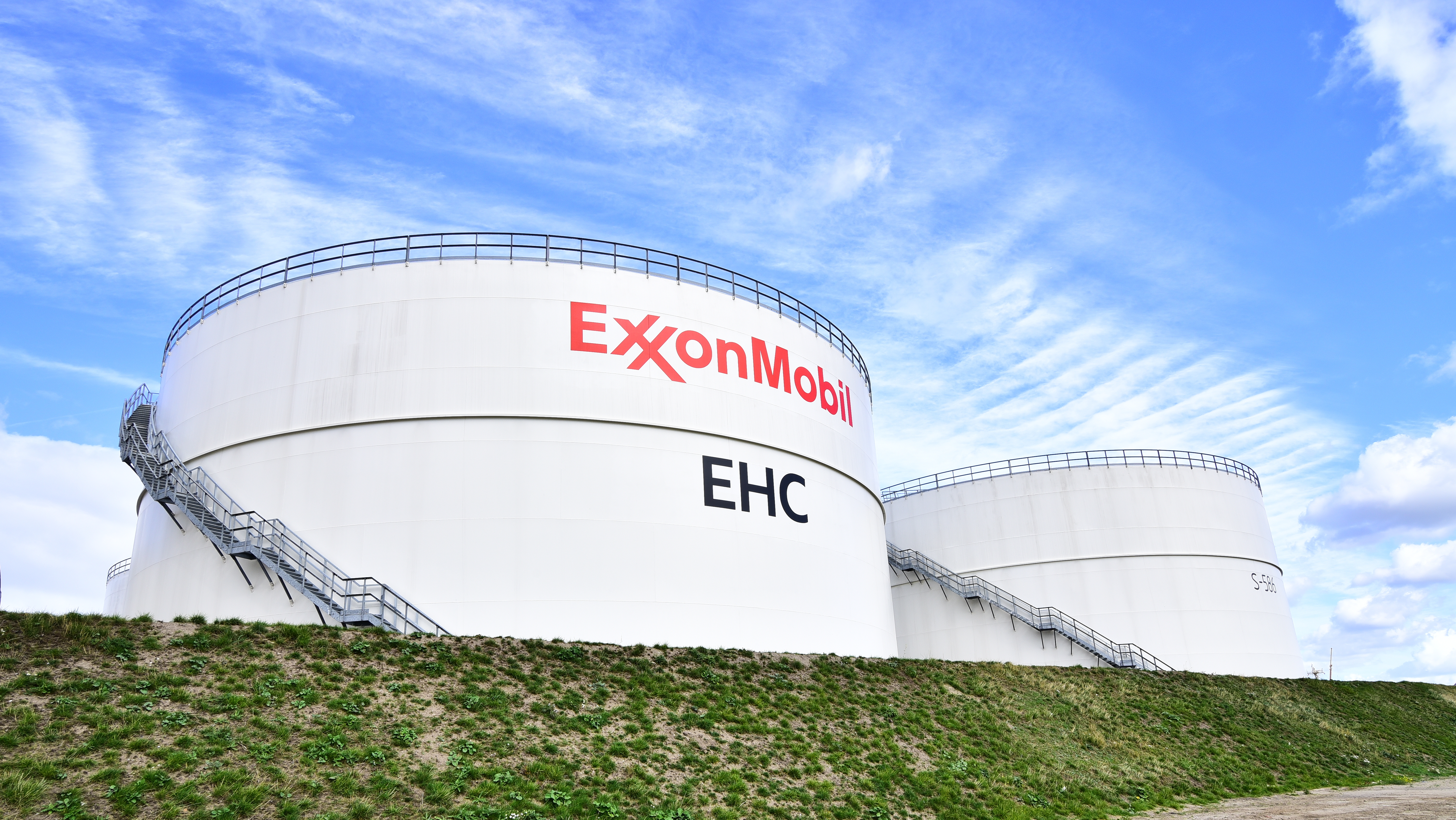 Pernis base oil storage tanks for lube oil blending