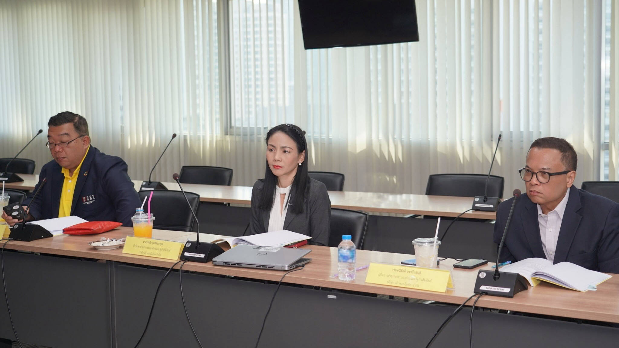 From left to right: Asst.Prof. Ratchot Chompunich, representative of the council of university presidents of Thailand,Woranun Sakulsiritarakul,public government affairs advisor, and Dr. Taweesak Bunluesin, public government affairs manager ExxonMobil Limited
