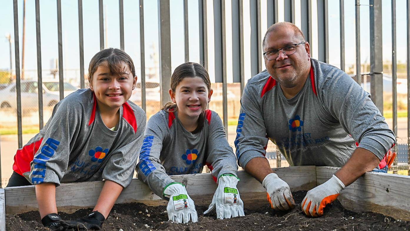 Ricardo and two girls at united way action day