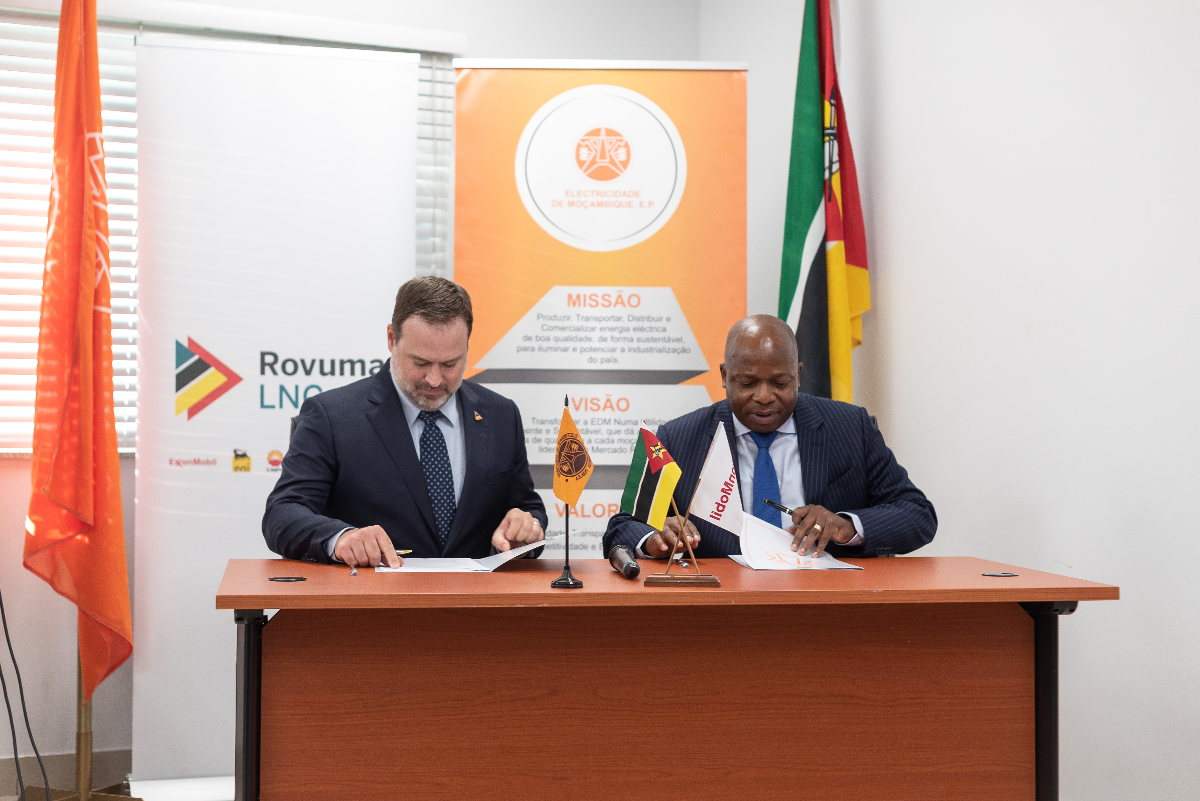 signing the letter of intent for the rehabilitation of the electrical grid of the Administrative Post of Palma-Sede