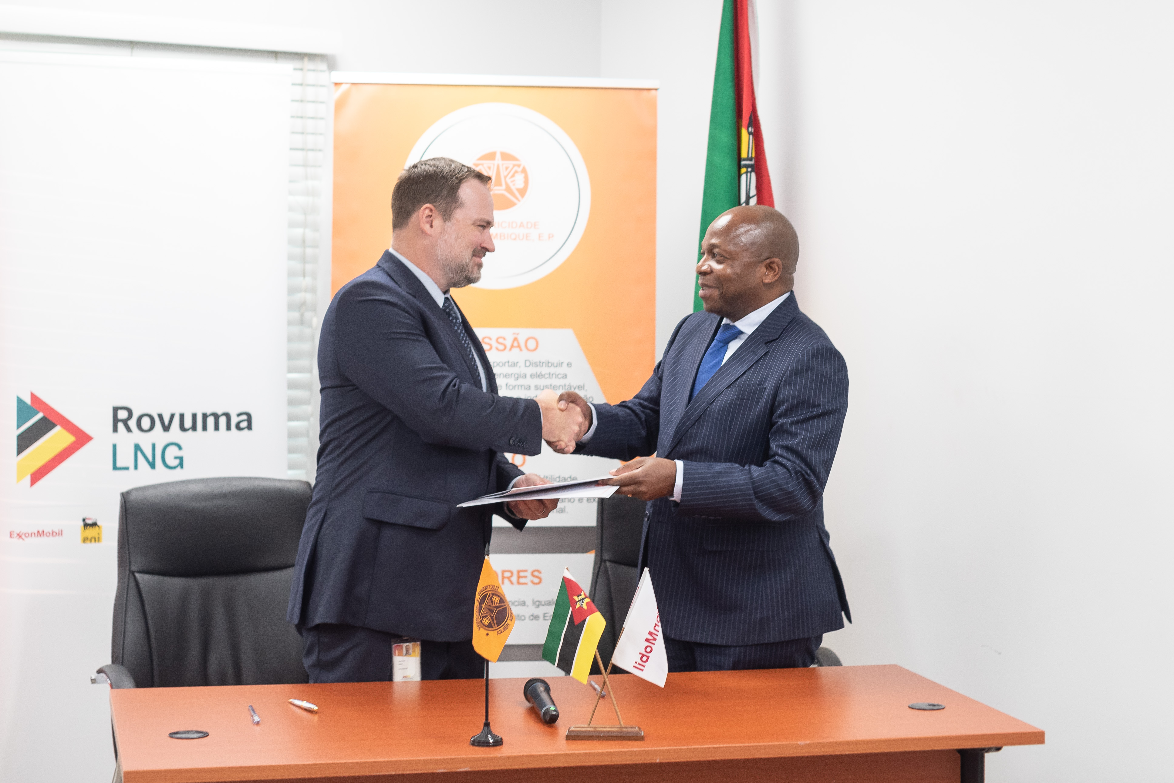 signing the letter of intent for the rehabilitation of the electrical grid of the Administrative Post of Palma-Sede