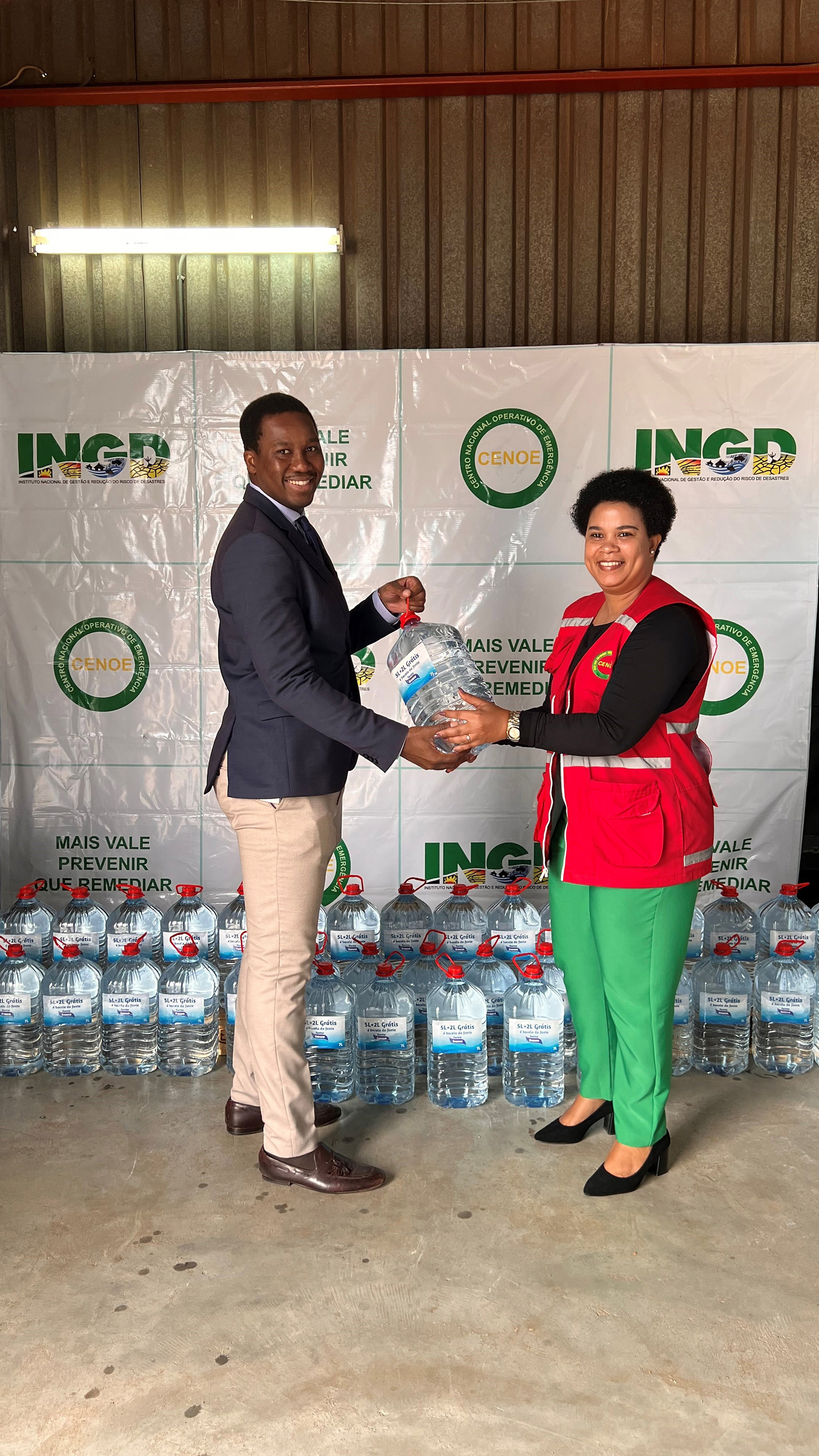 ExxonMobil and INGD representatives distribute water