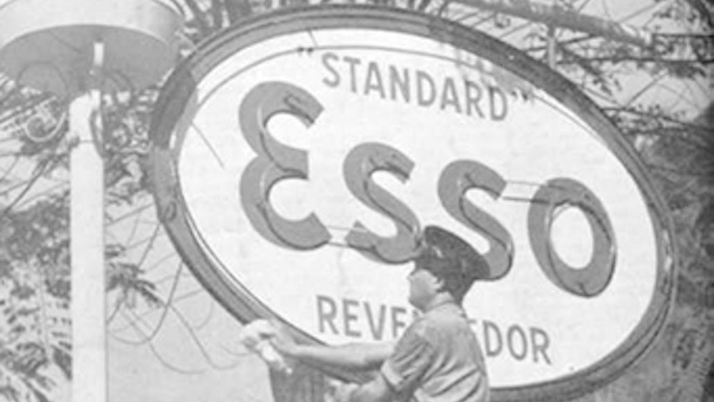 Historical photo of the Esso logo in Brazil.